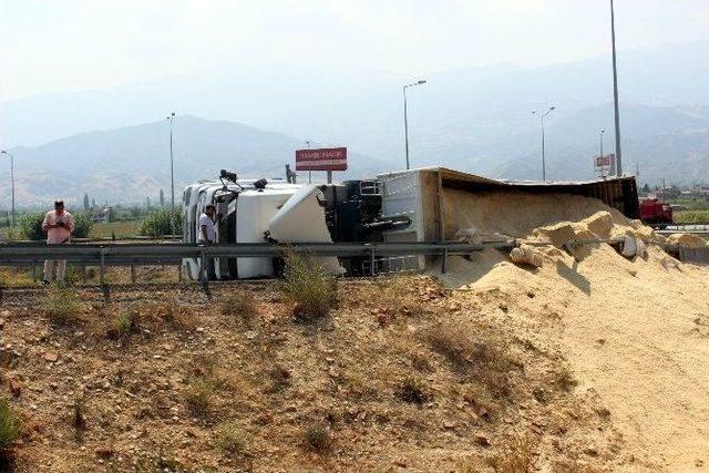 Manisa’da Talaş Yüklü Tır Devrildi: 1 Yaralı