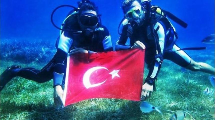 30 Ağustos&rsquo;u Su Altında Kutladılar