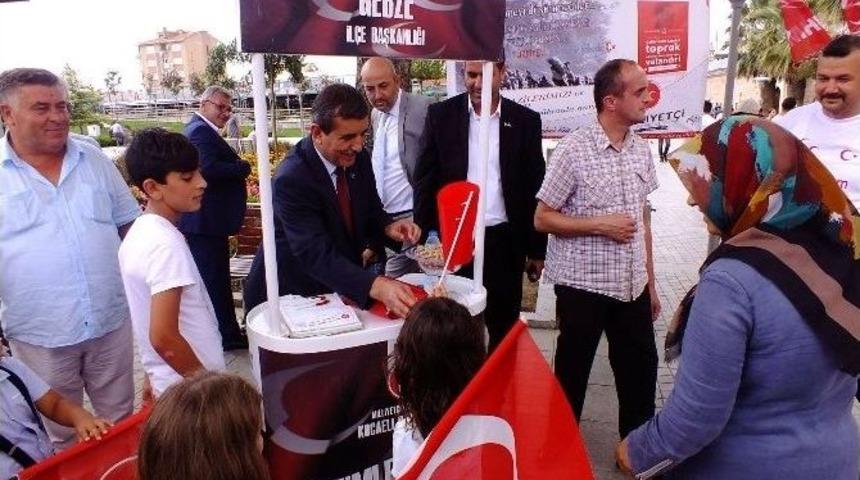 Mhp Gebze Teşkilatı, 30 Ağustos Nedeniyle Vatandaşlara T&uuml;rk Bayrağı Dağıttı