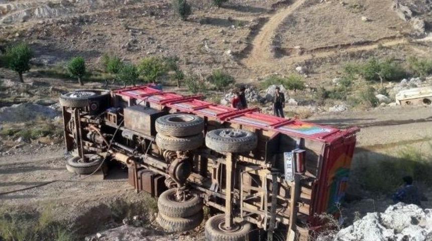 Kamyon Devrildi: 1 &Ouml;l&uuml;, 2 Yaralı