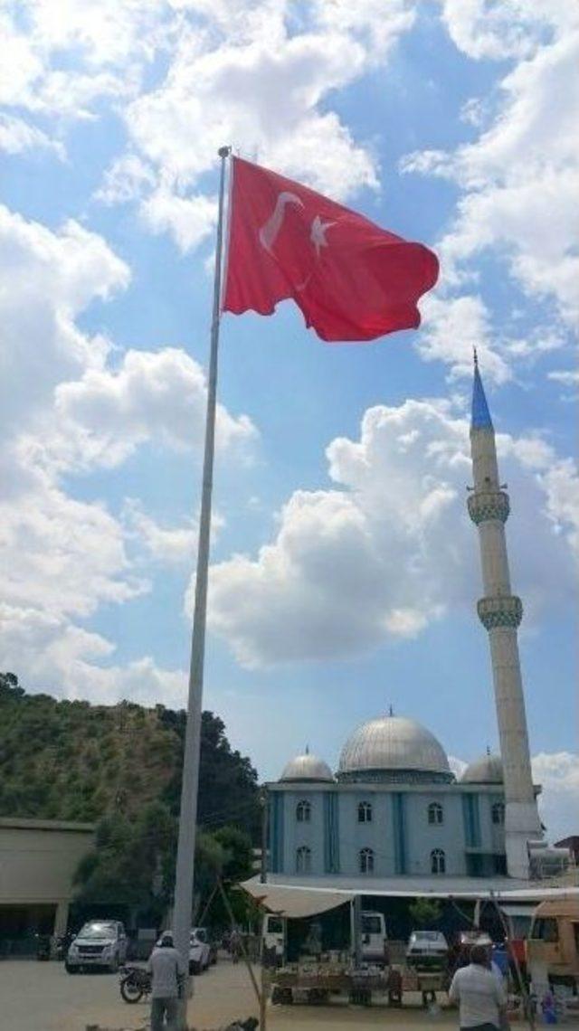 Bayındır Mahallesi’nde Şanlı Türk Bayrağı Dalgalanıyor