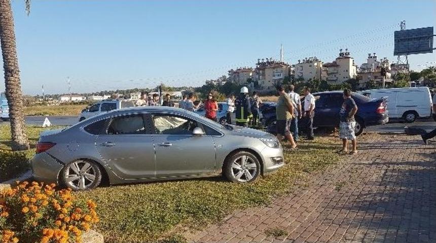 Manavgat&rsquo;ta Trafik Kazası: 3 Yaralı