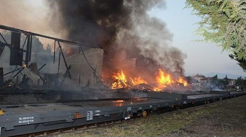 Tren İstasyonundaki Tarihi Ambarda Yangın