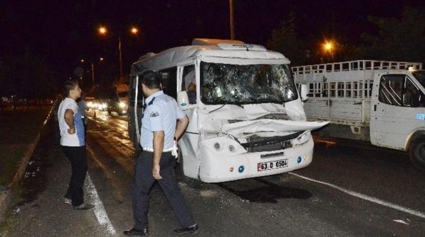 Siverek&rsquo;te Yolcu Minib&uuml;s&uuml; Kamyona &Ccedil;arptı: 7 Yaralı