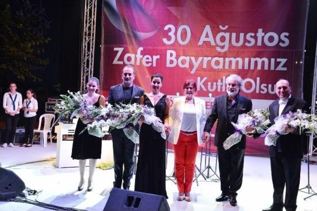 Aydın B&uuml;y&uuml;kşehir 30 Ağustos&rsquo;u Opera Sanat&ccedil;ılarıyla Kutladı