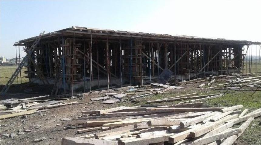 Soyunma Odalarının 20 G&uuml;n &Ouml;nce Kalıbı Bağlandı, Ancak Bir T&uuml;rl&uuml; Betonu D&ouml;k&uuml;lm&uuml;yor