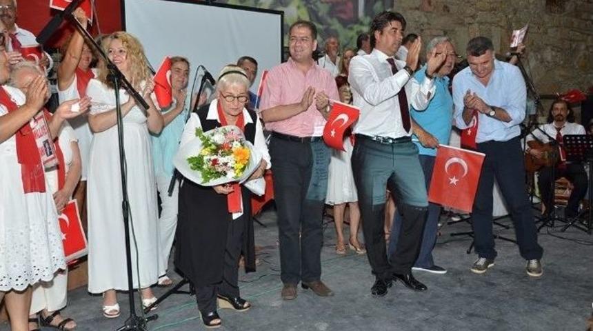 Zafer Coşkusu Fo&ccedil;a Kalesi&rsquo;nde Yankılandı