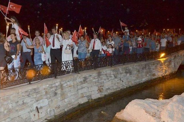 Zafer Coşkusu Foça Kalesi’nde Yankılandı