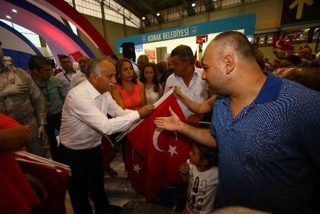 Bayraklı Standında ’zafer’ Coşkusu