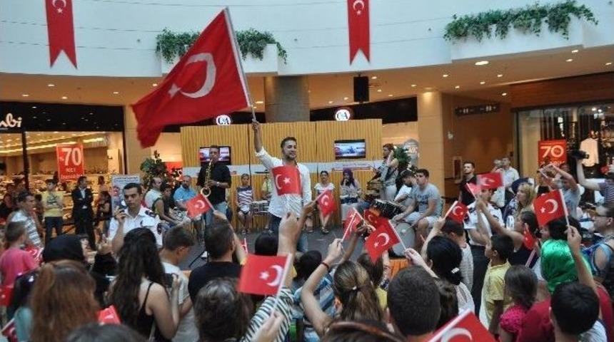 Optimum Zafer Şarkılarıyla Unutulmayacak Bir Bayram Ge&ccedil;irdi