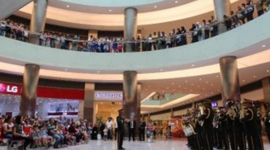 Zaferin Şehrinde Zafer Marşları