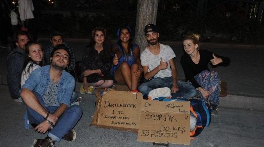 T&uuml;rkiye&rsquo;yi Dolaşıp 1 Lirayla Dert Dinliyorlar