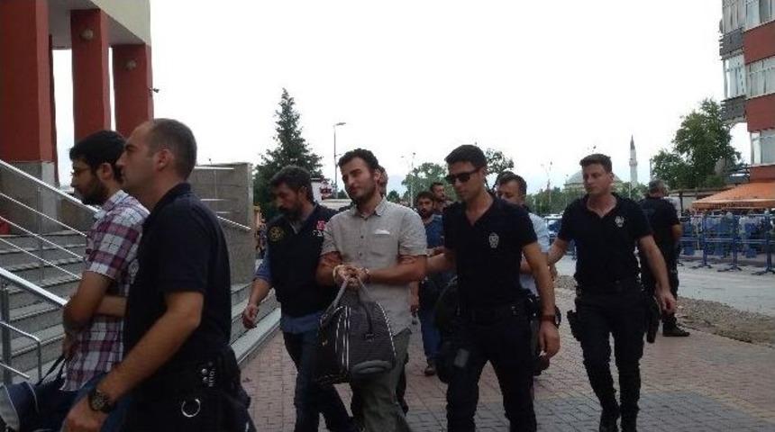 Aralarında R&uuml;tbelilerin De Bulunduğu 25 Polis Adliyede