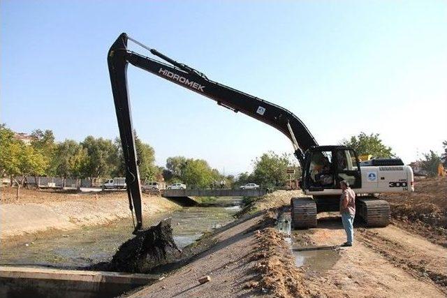 Çark Deresi, Büyükşehir Ekipleri Tarafından Temizleniyor