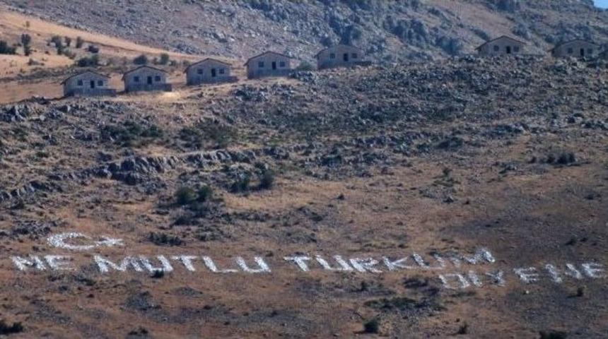 &lsquo;ne Mutlu T&uuml;rk&uuml;m Diyene&rsquo; Yazısı Yenilendi