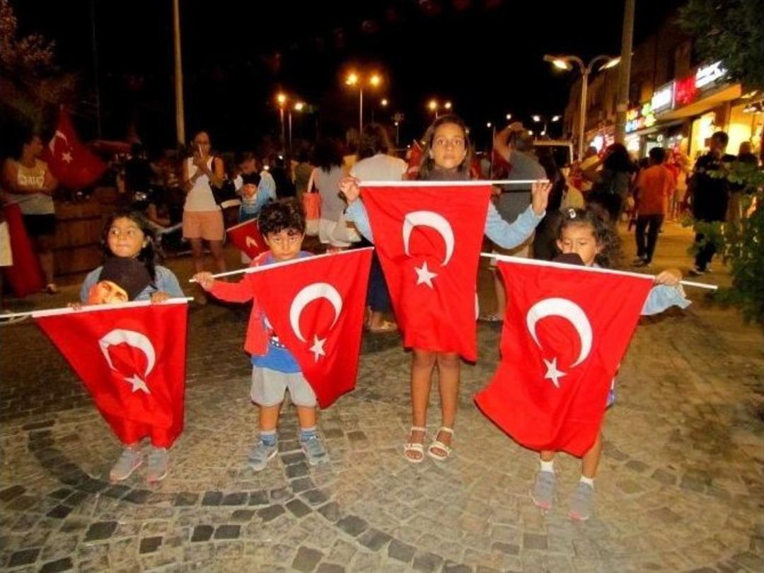 Binlerce Kişi Meşalelerle &rsquo;zafer Bayramı&rsquo; İ&ccedil;in Y&uuml;r&uuml;d&uuml;