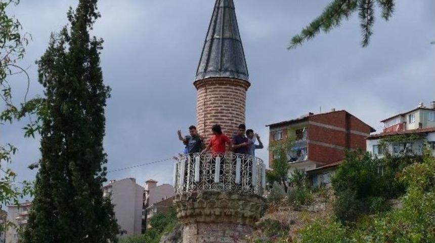 624 Yıllık Tarihi Caminin Minaresinde Selfie &Ccedil;ılgınlığı