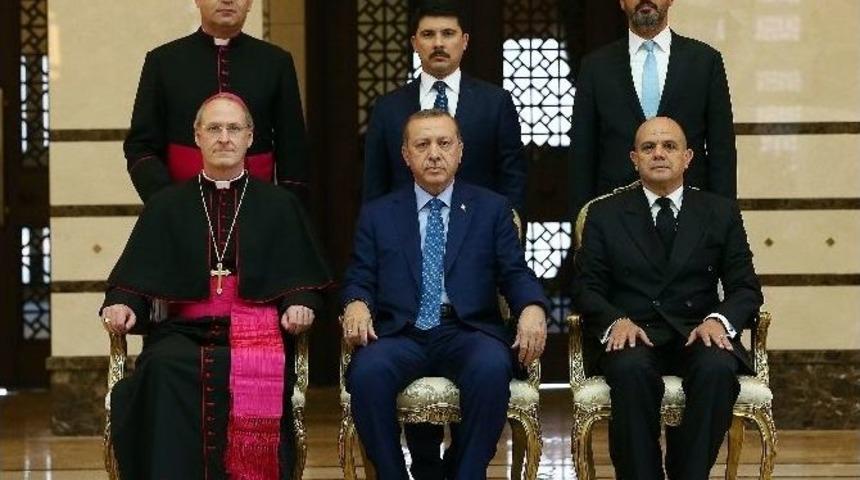 Cumhurbaşkanı Erdoğan, Vatikan&rsquo;ın B&uuml;y&uuml;kel&ccedil;isi Russell&rsquo;ı Kabul Etti