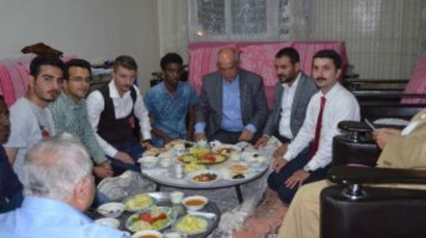 Milletvekili Ilıcalı, Somalili Ve Suriyeli &Ouml;ğrencilerle Buluştu