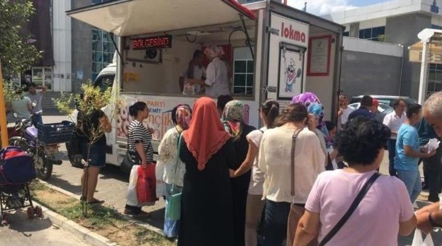 Edremit Ak Gen&ccedil;lik&rsquo;ten 15 Temmuz Şehitleri İ&ccedil;in Lokma Hayrı