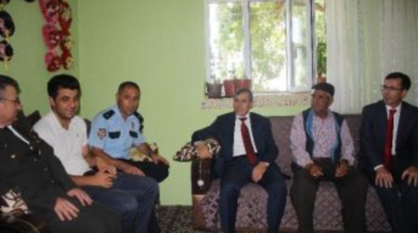 Başkan &Ccedil;ibik &Ouml;nc&uuml;l&uuml;ğ&uuml;ndeki Heyetten Şehit Ailelerine Ziyaret