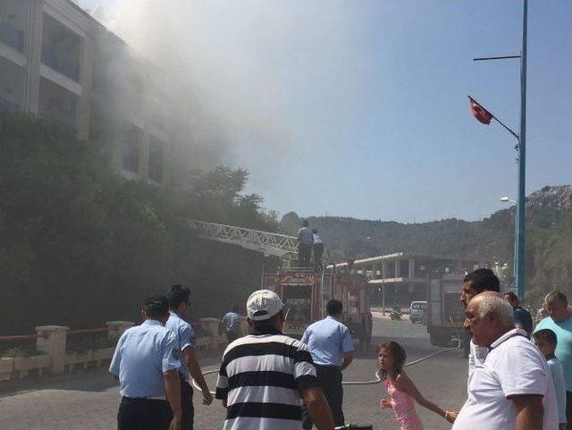 Marmaris’te Yabancı Turistlerin Kaldığı Otelde Yangın Çıktı