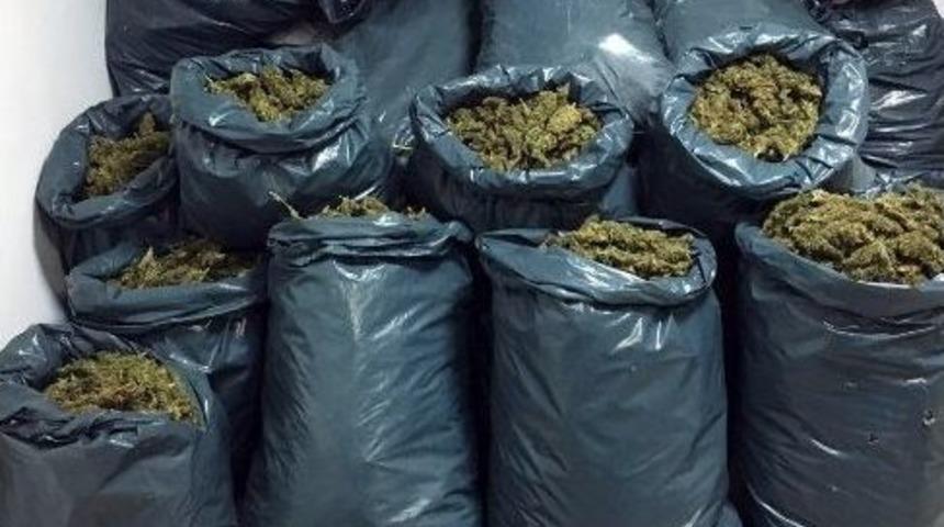 İzmir&rsquo;de 400 Kilo Uyuşturucu Ele Ge&ccedil;irildi