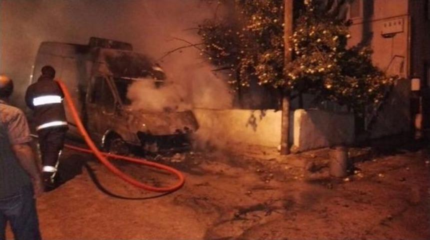 Gediz&rsquo;de Park Halindeki Minib&uuml;s Yandı