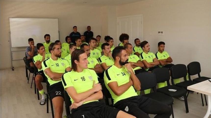 B&uuml;y&uuml;kşehir Belediyesporlu Futbolculara Yeni Kurallar Anlatıldı