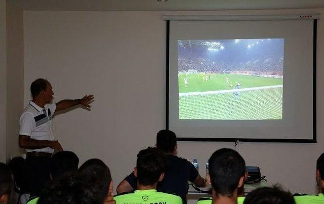 Büyükşehir Belediyesporlu Futbolculara Yeni Kurallar Anlatıldı