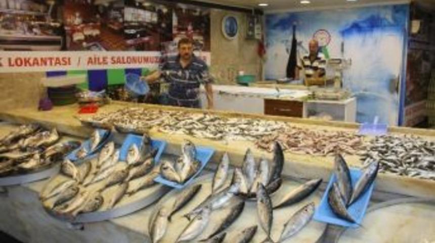 Deniz Av Sezonunun İlk G&uuml;n&uuml;nde Etkili Olan Fırtına Balık Tezgahlarının Boş Kalmasına Neden Oldu