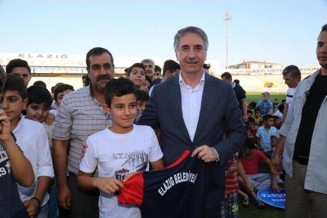 Elazığ’da 12 Yaş Mahallelerarası Futbol Turnuvası Başladı