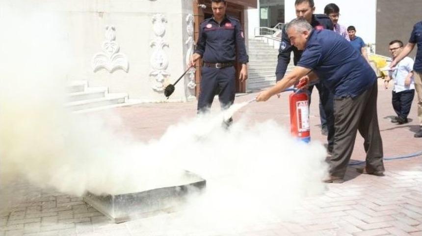 Melikgazi Belediyesi &Ccedil;alışanlarına Sivil Savunma Eğitimi Verildi