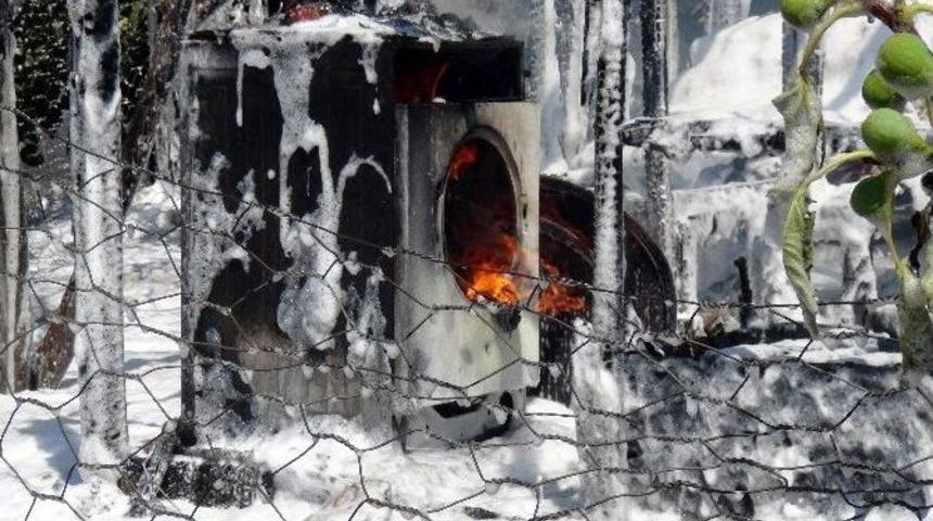 3 Kişilik Ailenin Yaşadığı Baraka Dakikalar İ&ccedil;inde K&uuml;l Oldu