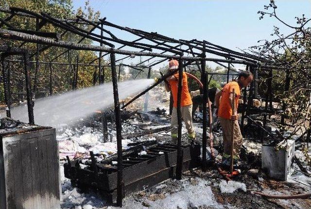 3 Kişilik Ailenin Yaşadığı Baraka Dakikalar İçinde Kül Oldu