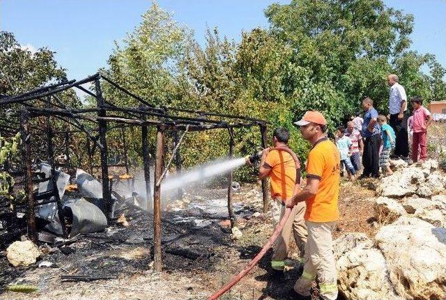 3 Kişilik Ailenin Yaşadığı Baraka Dakikalar İçinde Kül Oldu