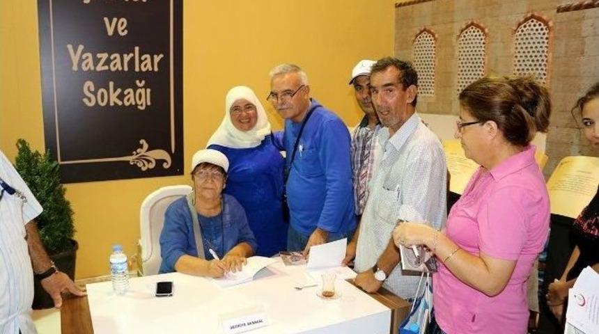 Bedriye Aksakal Okurlarıyla Buluştu