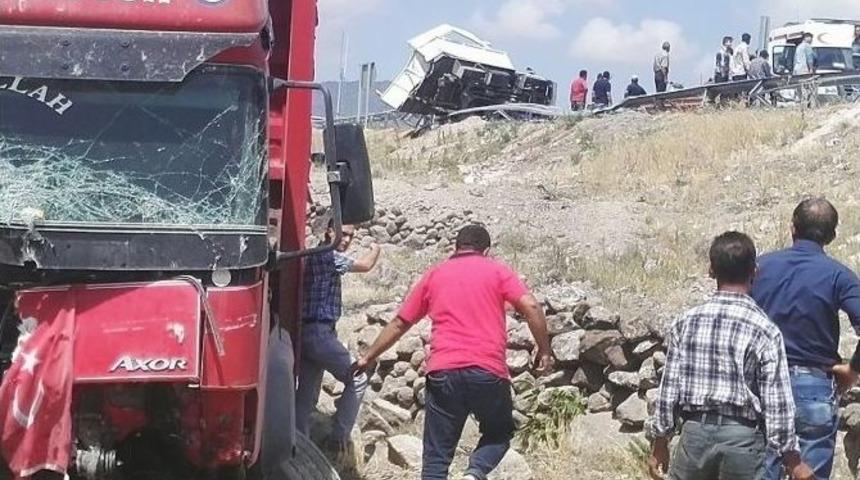 Niğde’de Freni Boşalan Kamyon, Kamyonete Çarparak Durabildi