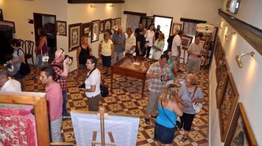 Tezhip Sergisi B&uuml;y&uuml;k İlgi G&ouml;rd&uuml;