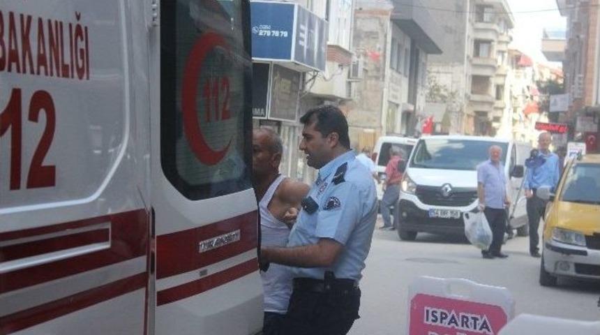 Esnafa Bı&ccedil;ak &Ccedil;eken Şahsı Polis Sakinleştirdi