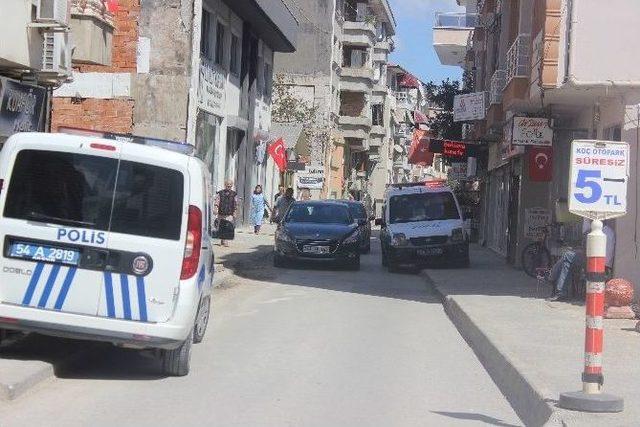 Esnafa Bıçak Çeken Şahsı Polis Sakinleştirdi