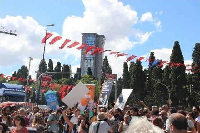 Ünlü Edebiyatçı Vedat Türkali Toprağa Verildi