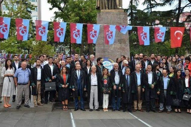 Avukatlar Trabzon’da Adli Yıl Açılışı İçin Meydan Parkı’nda Toplandılar