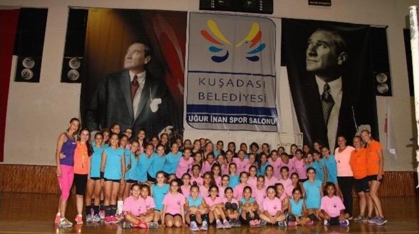 Kuşadalı Ve Marmarisli Minik Ve Gen&ccedil; Voleybolcular Dostluk Ma&ccedil;larında Buluştu
