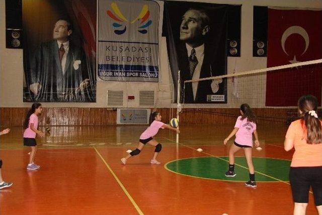 Kuşadalı Ve Marmarisli Minik Ve Genç Voleybolcular Dostluk Maçlarında Buluştu