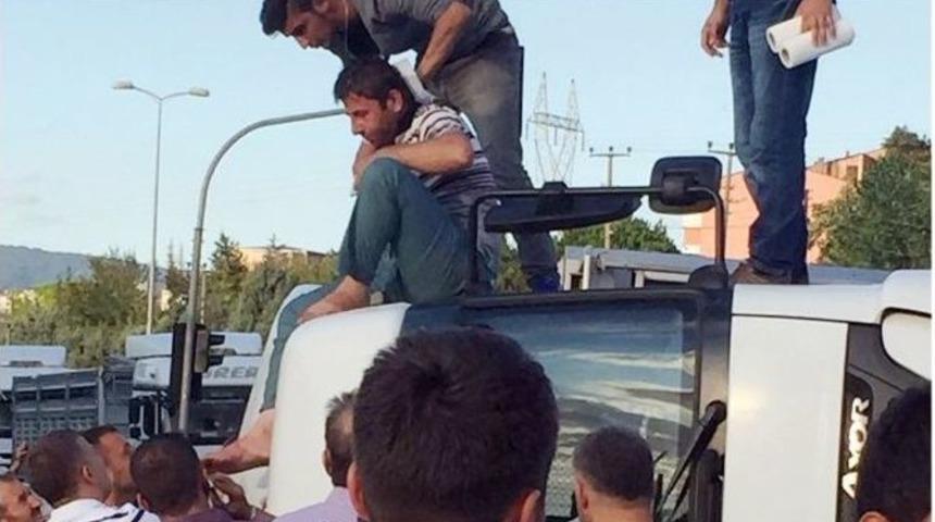 Virajı Alamayan Sac Y&uuml;kl&uuml; Tır Devrildi: 1 Yaralı