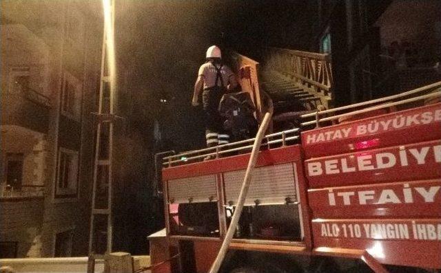 Hatay’da Kocasına Sinirlenen Kadın Evini Ateşe Verdi