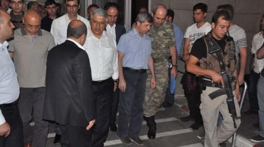 Bitlis Valisi Ve Ak Parti Genel Başkan Yardımcısı Yaraları Askerleri Ziyaret Etti