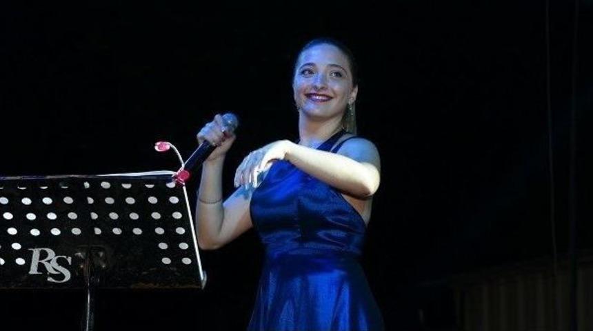 Gizem Memişoğlu Fuarda Karadeniz R&uuml;zgarı Estirdi