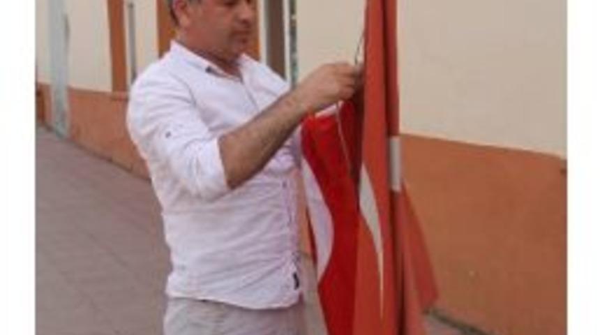 Yıpranan Bayrak Değiştirildi